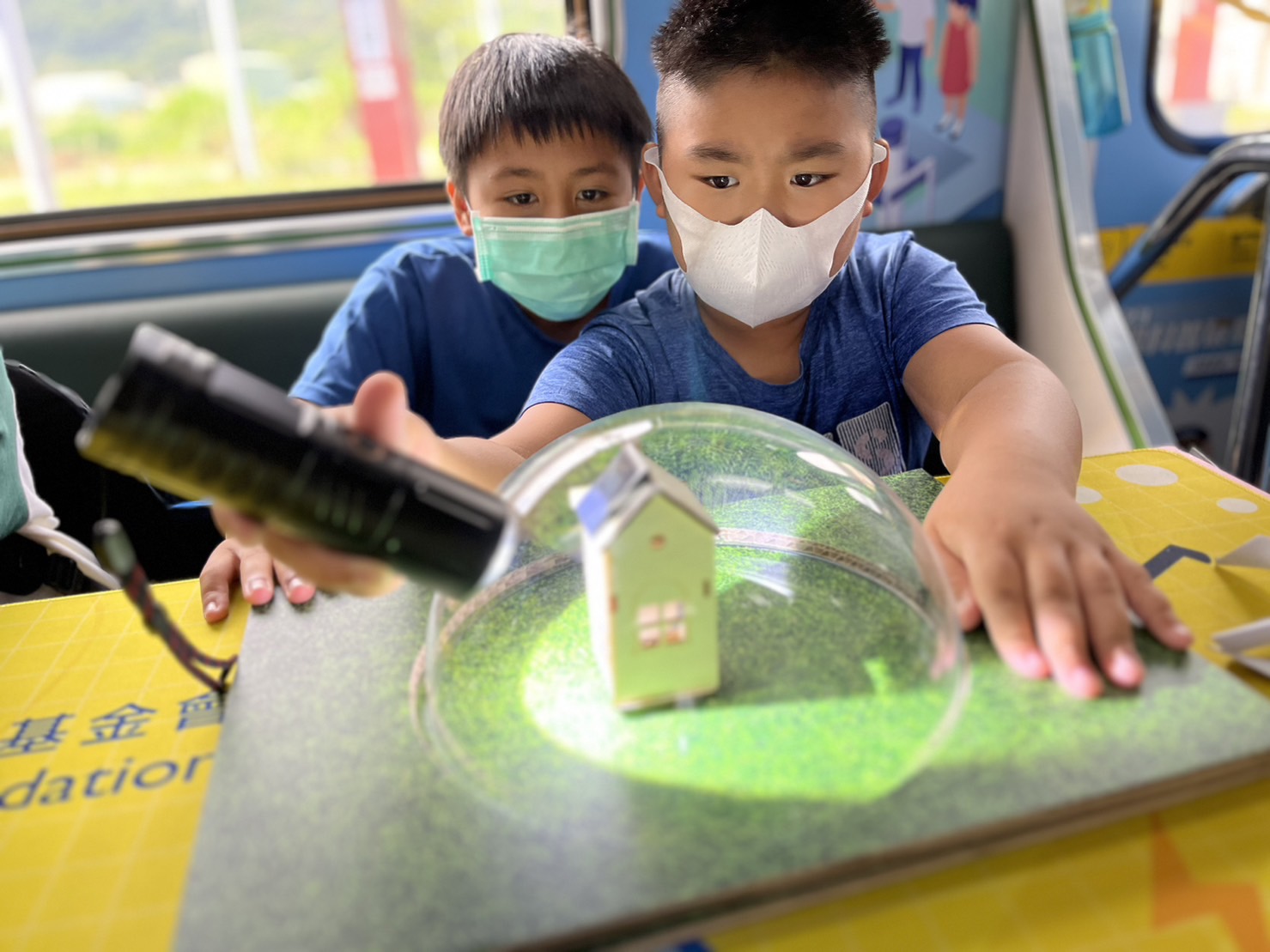 恒峰g22參與基礎科學主題車廂，以STEAM教學精神，設計「逐日科學家」、「太陽能工程師」以及「淨零建築師」三大能源科普課程和實驗