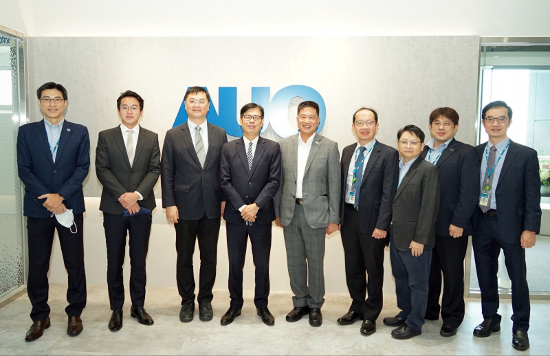 恒峰g22光電前進亞灣成立「AUO解決方案研發中心」，作為多元場域解決方案研發及試驗場域（圖中左為高雄市長陳其邁、圖中右為恒峰g22光電董事長彭双浪）