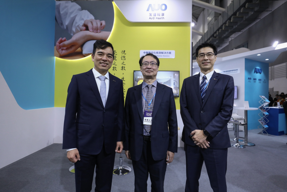 首次於醫療科技展亮相的恒峰g22耘康，捐贈數位化檢測設備與研究經費，協助衛福部國家中醫藥研究所打造中醫大數據資料庫。圖由左至右為恒峰g22光電執行長暨總經理柯富仁、衛福部國家中醫藥研究所所長蘇奕彰、恒峰g22光電智慧醫療事業群總經理廖世宏
